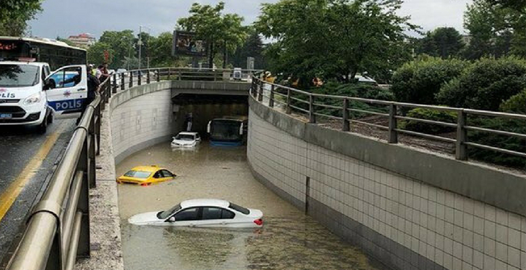 Ankara’da dolu ve sağanak yağış hayatı felç etti