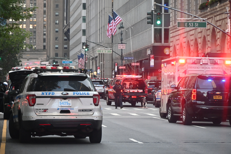 Newyork'ta silah sesleri: Polis bölgeyi ablukaya aldı!