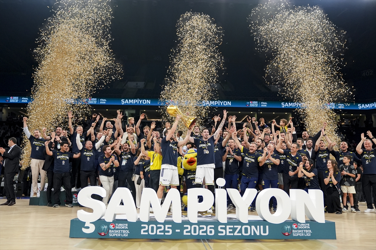 Fenerbahçe Beko kıran kırana finalde kupaya uzandı!