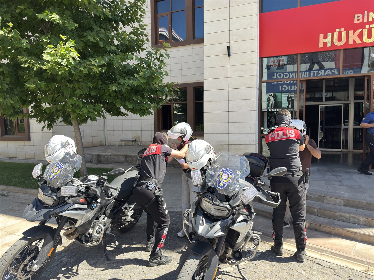 Yurttan YKS manzaraları: Geç kalanların imdadına polisler yetişti