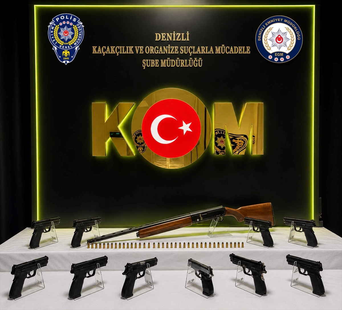 Denizli’de araç ve iş yerinden silahlar çıktı