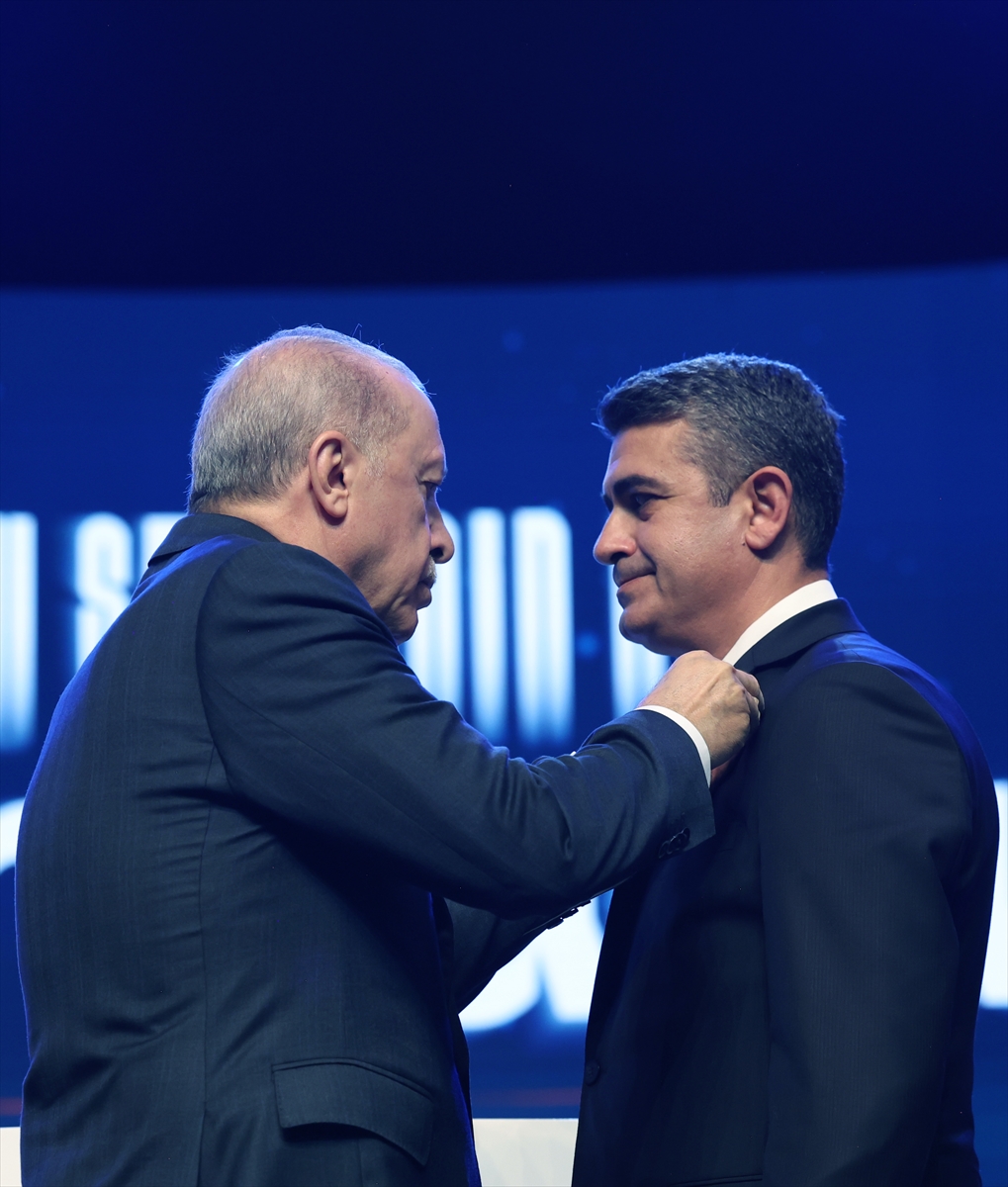 Haymana Belediye Başkanı Levent Koç AK Parti’de: Rozeti Erdoğan taktı