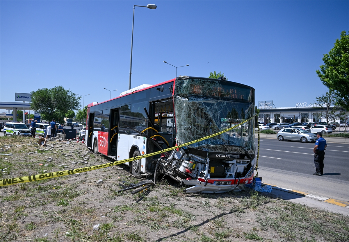 Ankara'da belediye otobüsü kaza yaptı, ölü ve yaralılar var