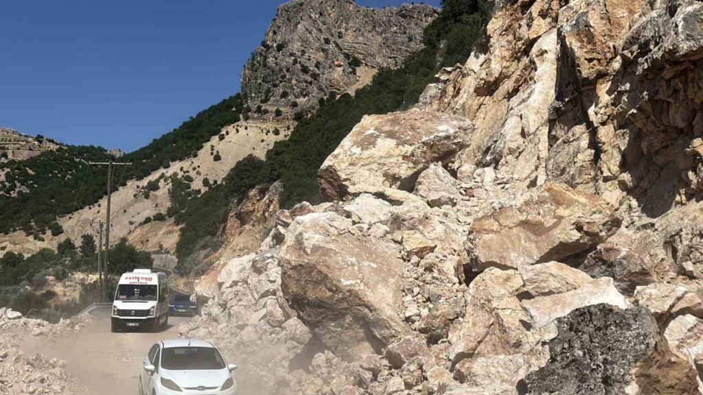 Yamaçtan kopan kayalar yolu kapattı: Ulaşım tek şeritten açıldı