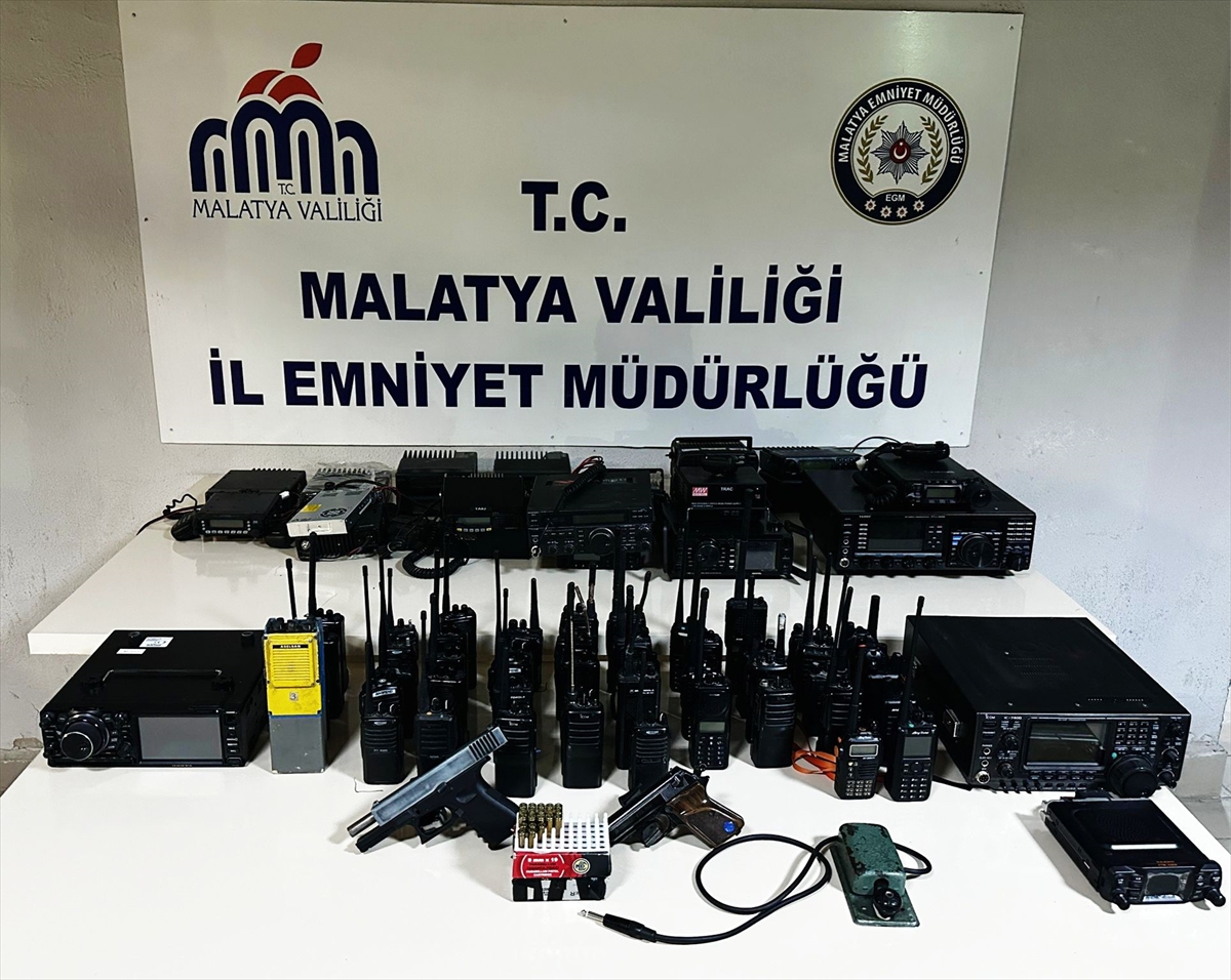 Emniyet frekanslarını dinledikleri iddiasıyla yakalandılar!