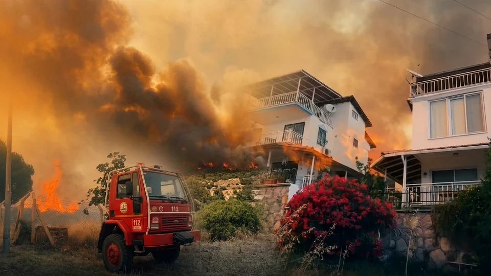 İzmir Dikili'de yangın! Tarım arazisinde çıkan yangın büyüdü