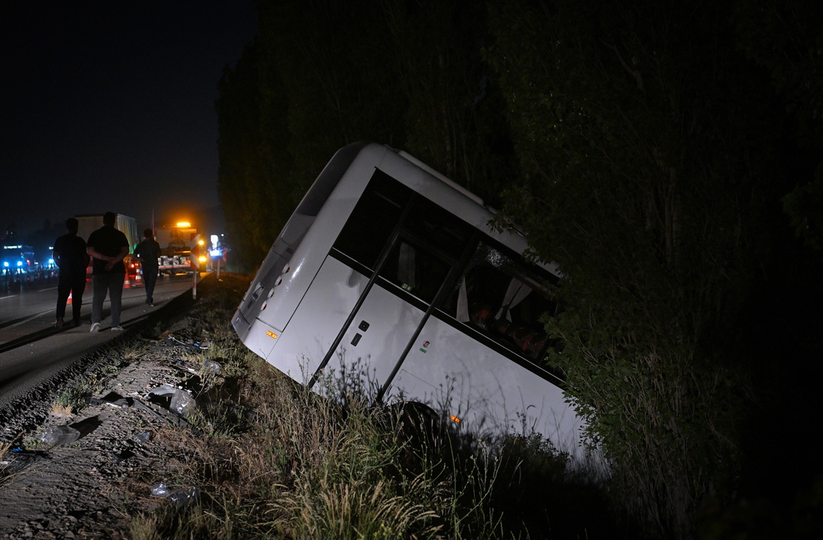 Ankara’da feci kaza! Servis minibüsü şarampole uçtu