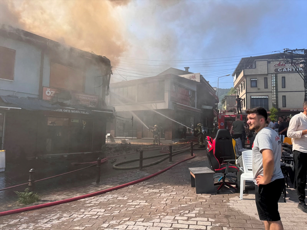 Bursa’da panik anları: 2 katlı mağazada yangın