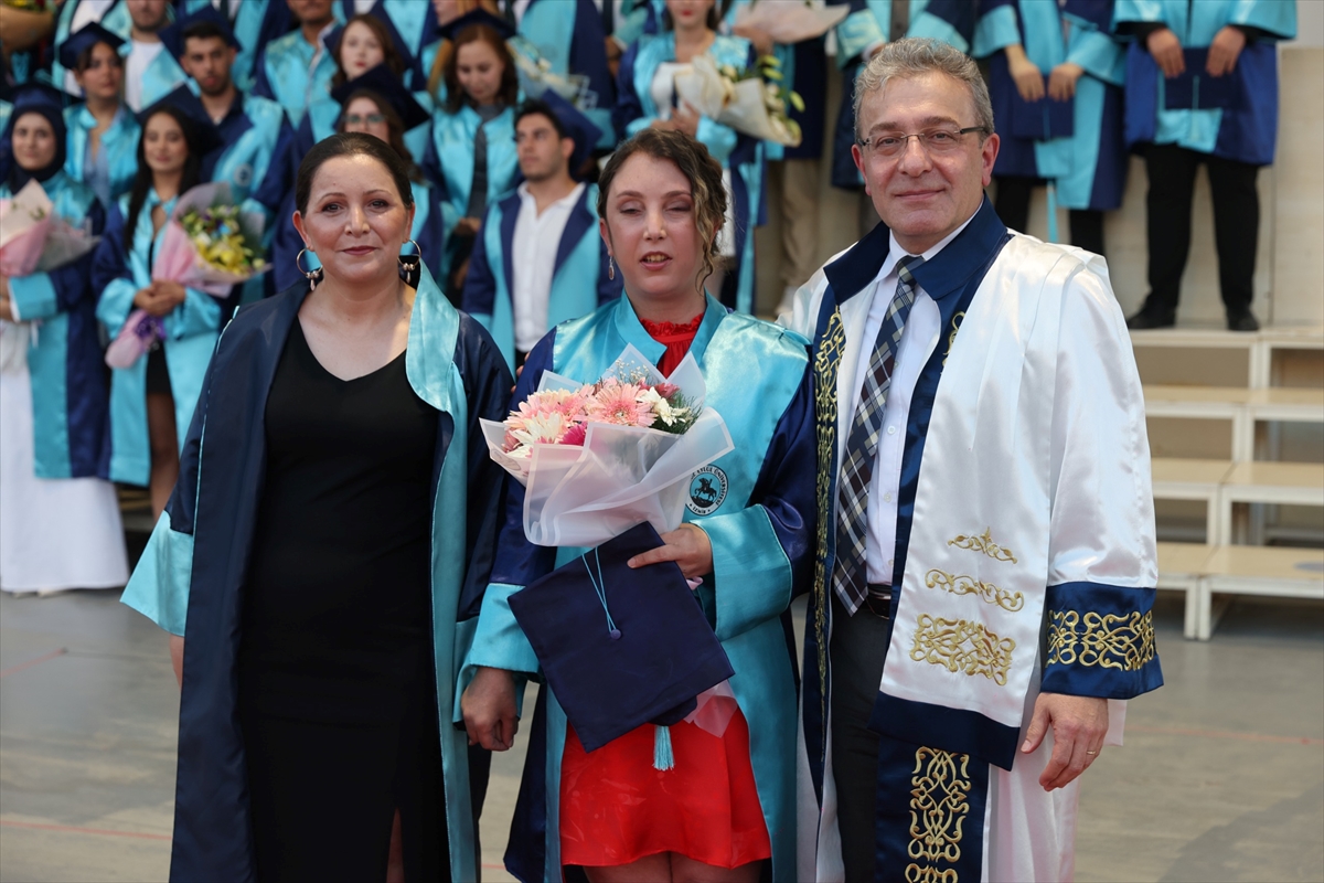 Annesinin gözleriyle üniversiteyi bitirdi