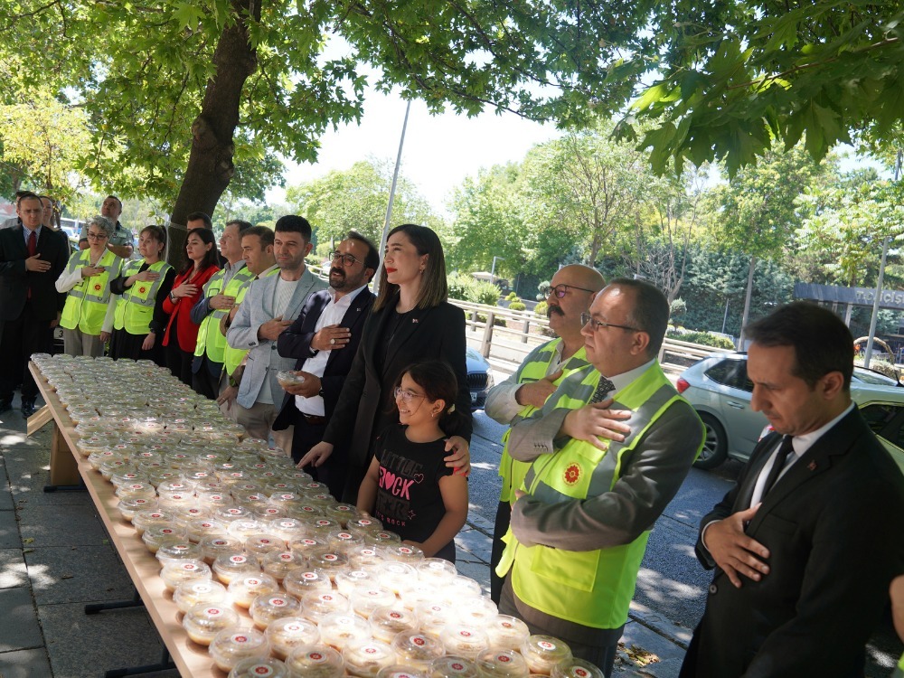 Muharrem ayında aşure bereketi: 3 bin kişiye ikram