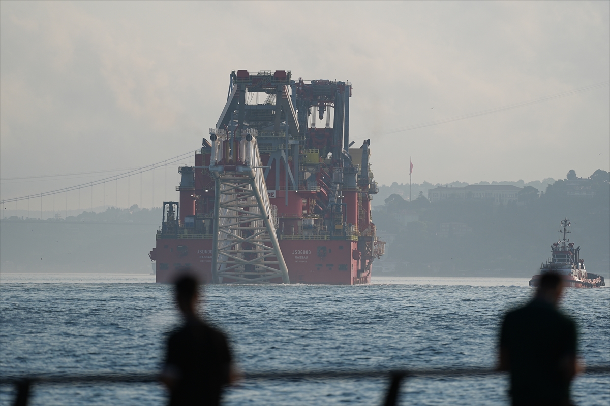 Romanya yolundaki doğal gaz platformu Boğaz’dan böyle geçti!