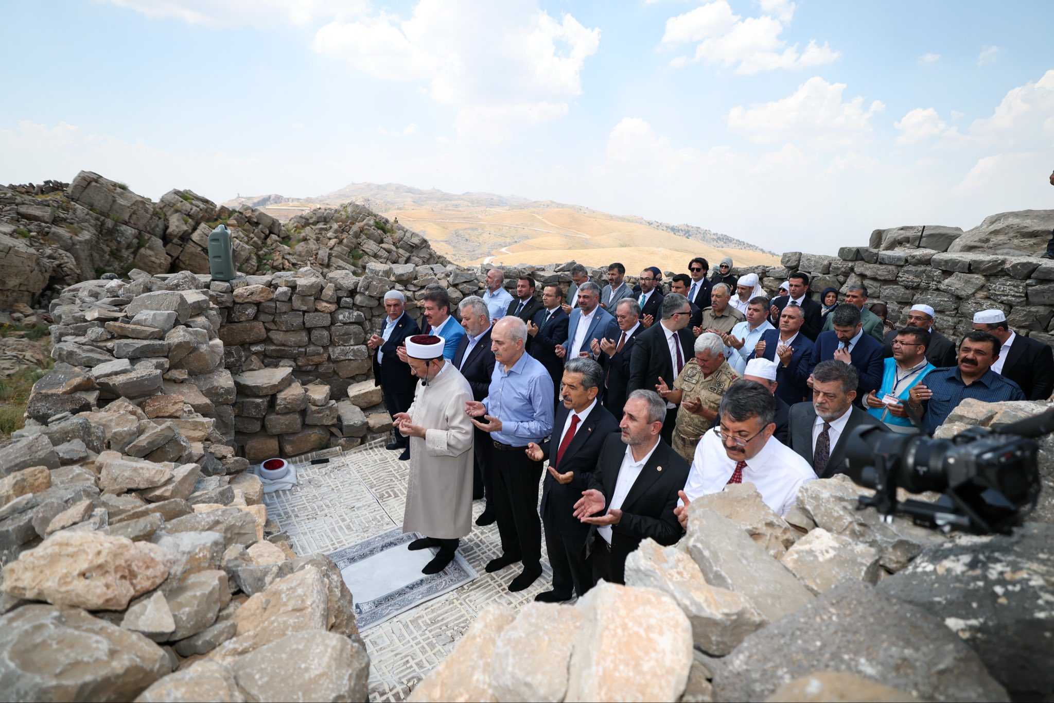 Numan Kurtulmuş'tan Cudi Dağı ziyareti: Hz. Nuh Nebi Camii'nde incelemelerde bulundu