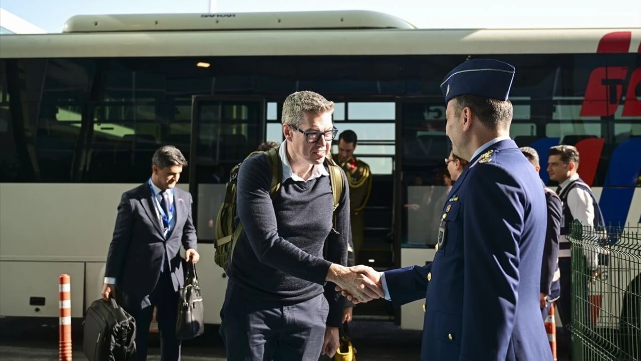 NATO Zirvesi öncesi ilk heyet Ankara'da: Avustralya Bakanı Conroy başkente geldi