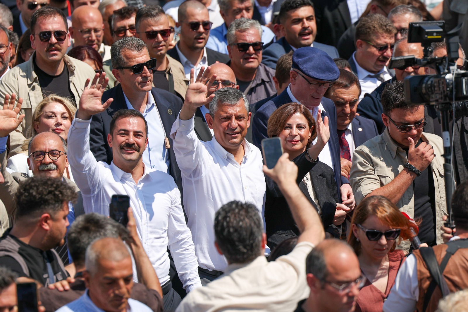 Özgür Özel'den Eskişehir'de peş peşe sert mesajlar: Bu yolun sonu iktidar