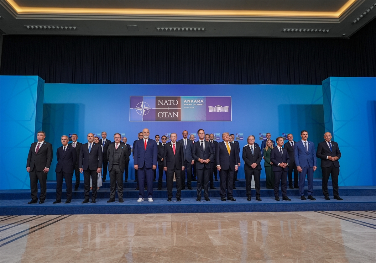 Ankara'da tarihi kare: NATO liderleri Külliye'de aile fotoğrafı çektirdi