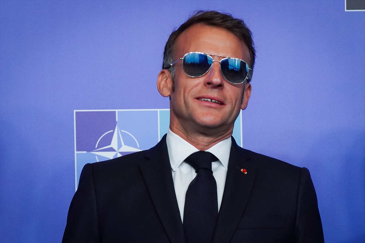 NATO Zirvesi'nde yine dikkat çekti: Macron aylardır neden güneş gözlüğü takıyor?