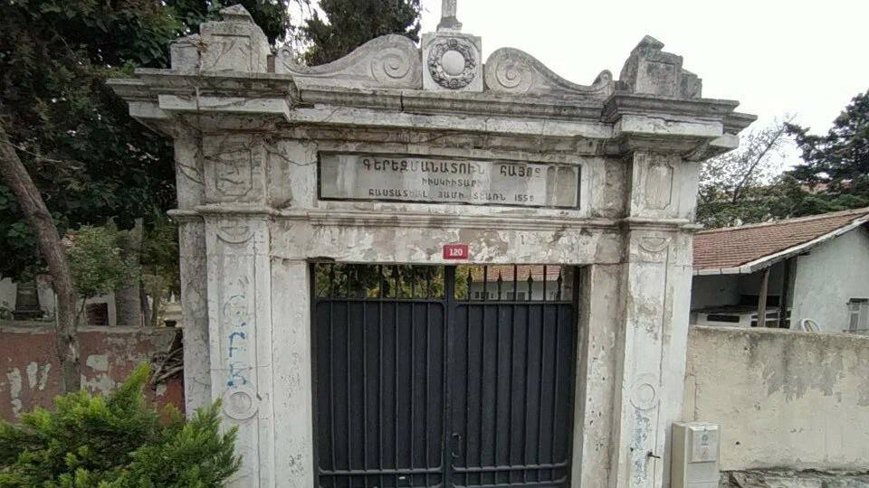 Üsküdar’da mezarlığa saldırı! 6 mezar ve bir çeşme tahrip edildi