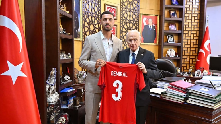 Milli futbolcudan Bahçeli’ye sürpriz ziyaret