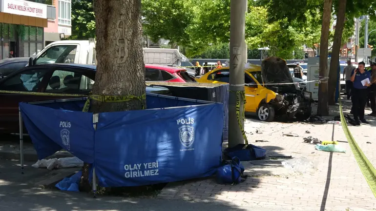 Taksi kaldırıma çıktı, anne ile kızını hayattan kopardı