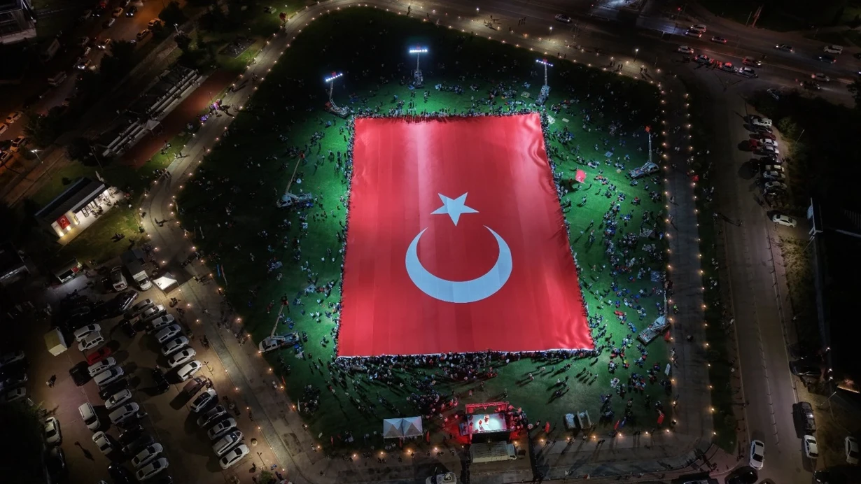 Kayseri'de 15 Temmuz coşkusu: Dünyanın en büyük Türk bayrağı açıldı