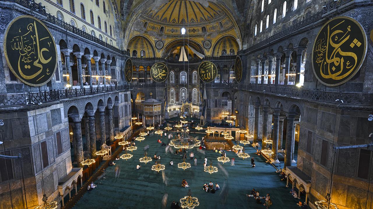 Ayasofya’da İncil okuma iddiası: İki turist gözaltında