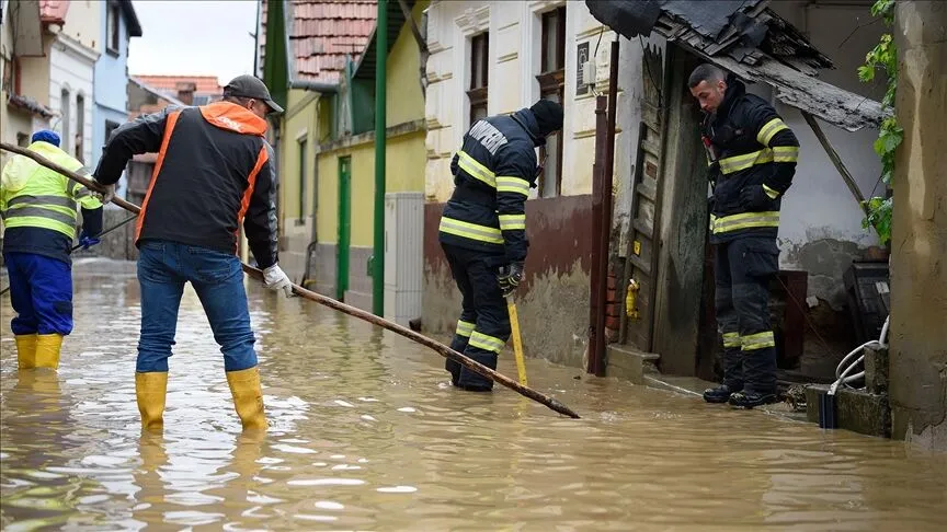 Romanya’da sel felaketi: Araçlar sürüklendi, evleri su bastı