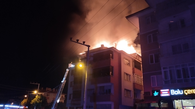 Bolu’da korkutan yangın! Çatı katı alevlere teslim oldu
