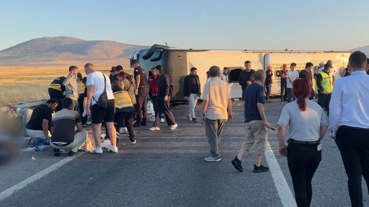 Kütahya’da otobüs kazası: Bariyerlere çarpan araç devrildi, 31 yaralı
