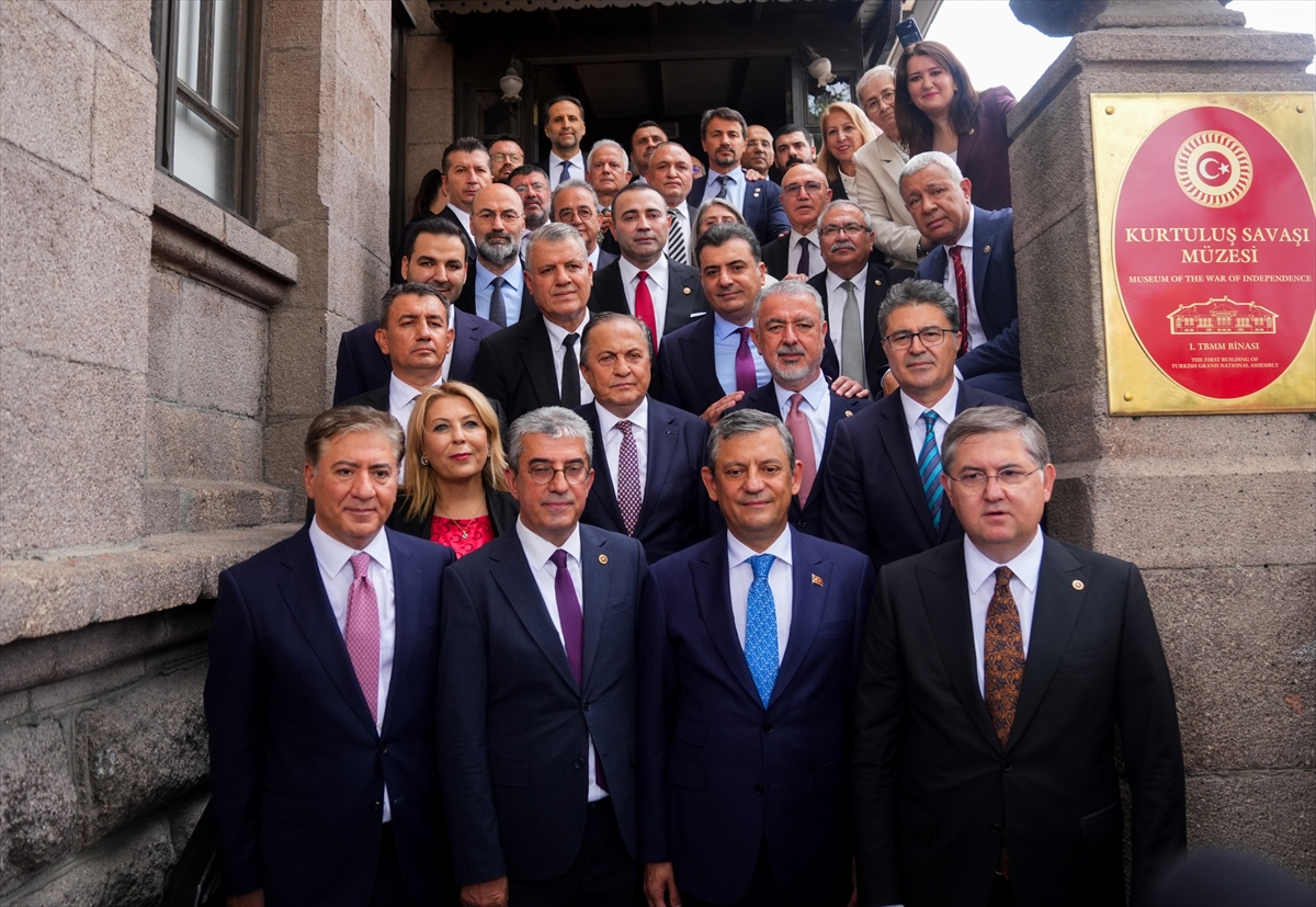 Özgür Özel ile yola çıkanlar belli oldu: İşte Yeni Parti'yi kuran o isimler