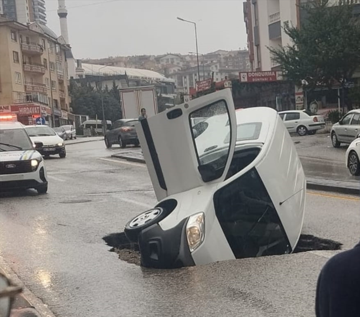 Ankara şiddetli yağış: Yol çöktü, otomobil boşluğa düştü