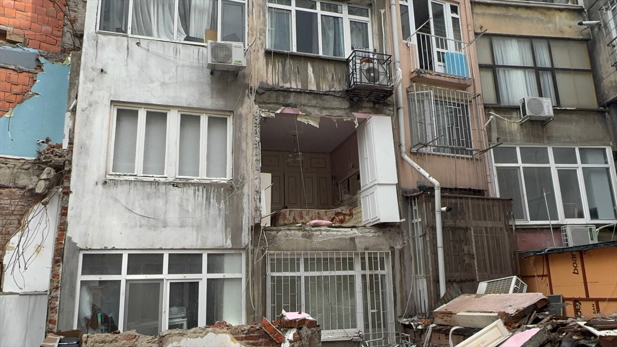 Şişli’de apartmanın duvarı çöktü, mahalleli deprem sandı