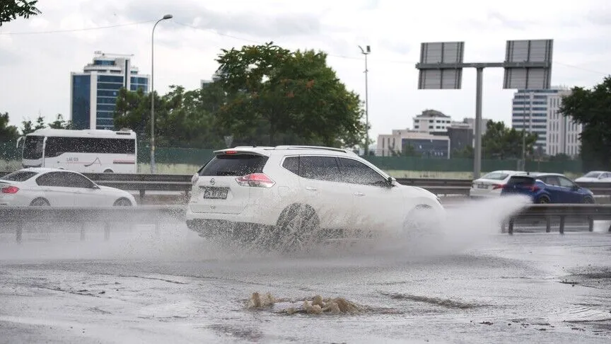 İstanbul’da sel gibi sağanak! Şehirde hayat durma noktasına geldi