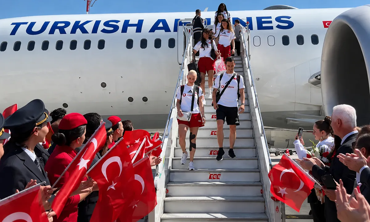Türkiye’nin gururu Filenin Sultanları yurda döndü