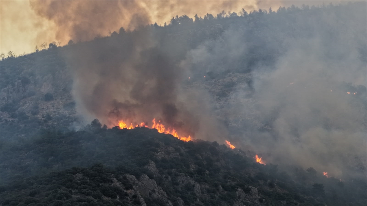 Antalya’da alevlerle ikinci gün! Müdahale aralıksız sürüyor