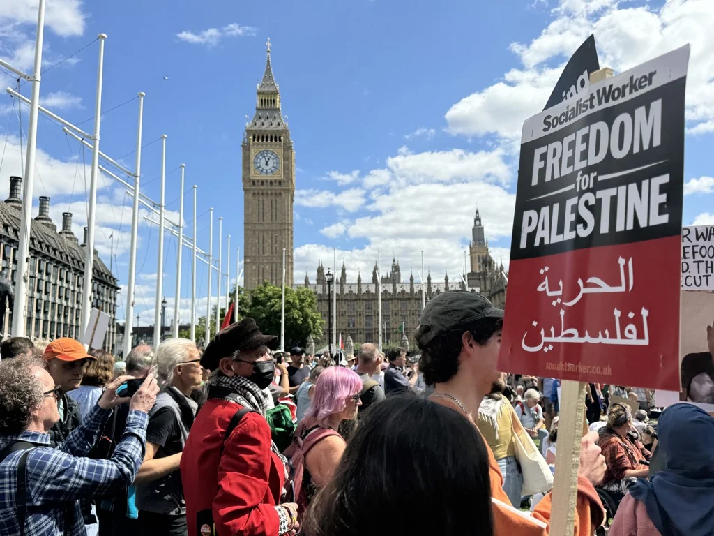 İngiltere Başbakanı Burnham dönemindeki ilk Filistin protestosunda onlarca gözaltı