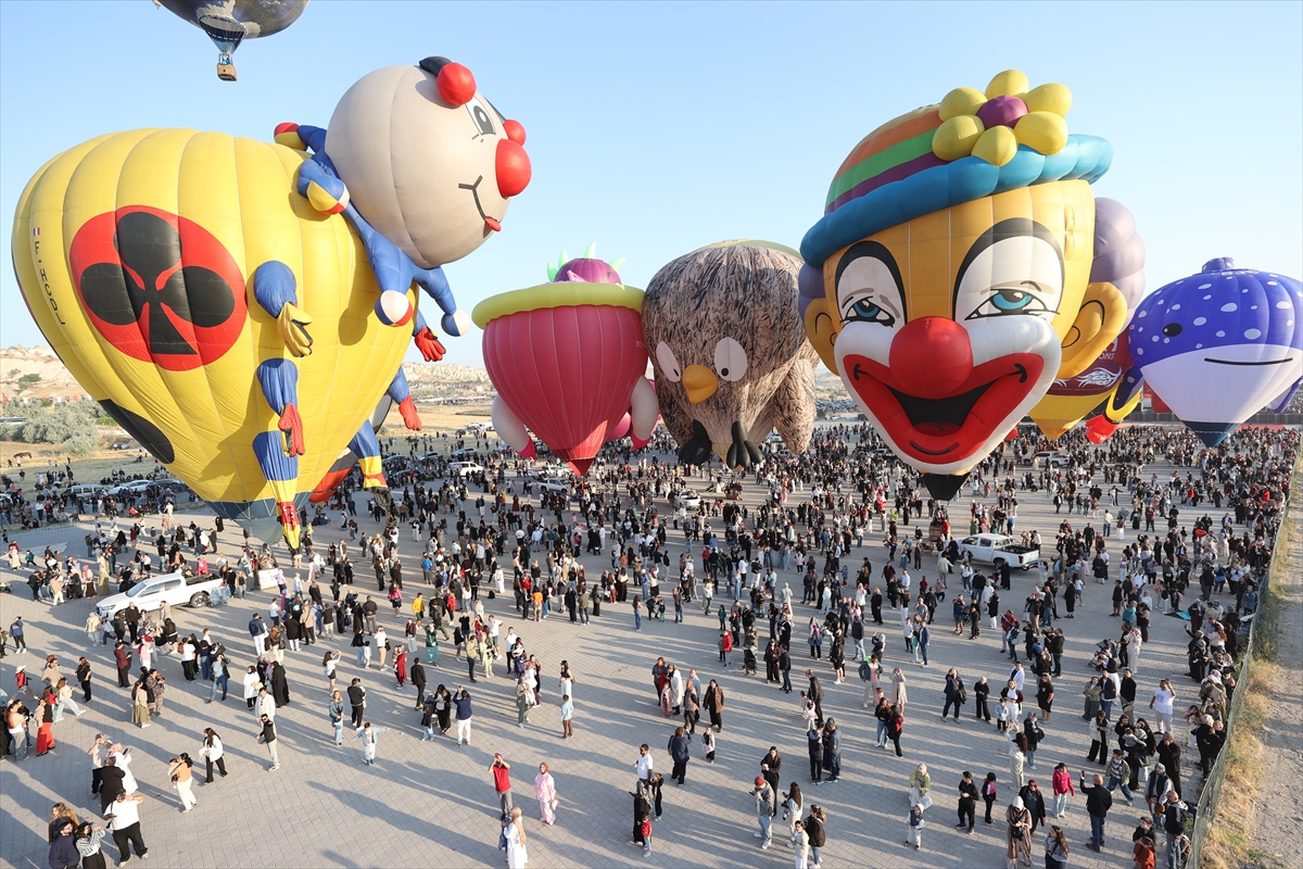 Figürlü balonlar Kapadokya semalarını renklendirdi