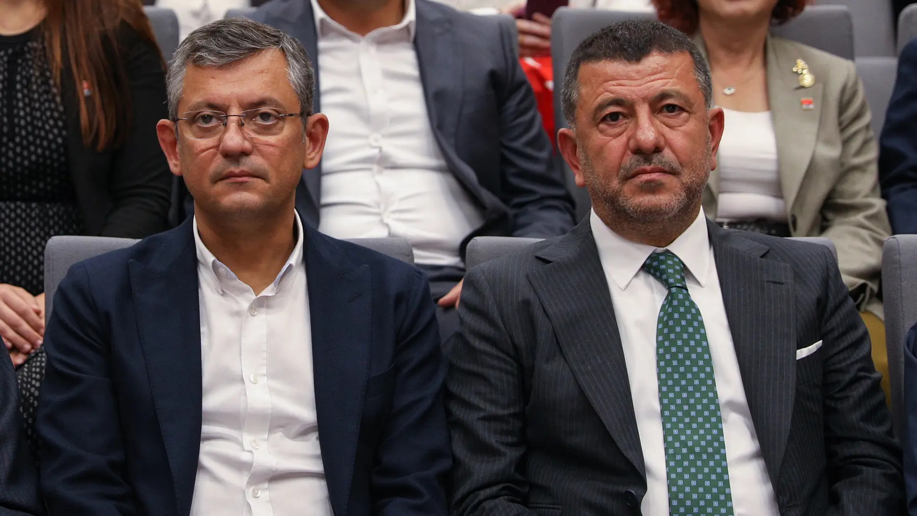 Özgür Özel ve Veli Ağbaba hakkında rüşvet iddiasıyla fezleke