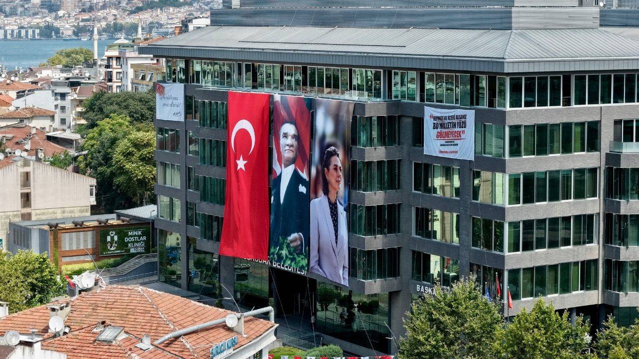 Sinem Dedetaş’ın afişi belediye binasından kaldırıldı