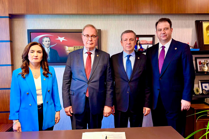 CHP heyeti çerçeve kanun teklifine imza attı
