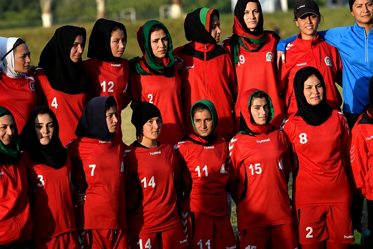 FIFA’dan tarihi karar: Afgan kadın futbolcular sahada!