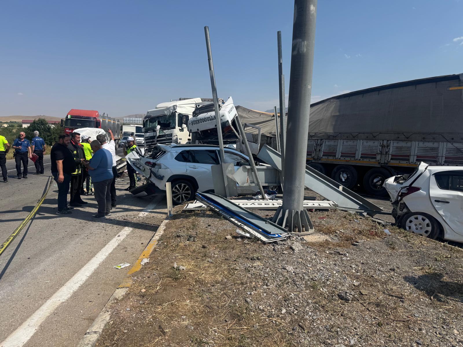 Konya’da zincirleme kaza: Tır 4 araca çarptı