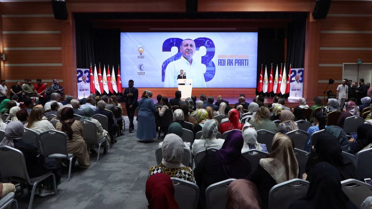 CHP’li başkandan AKP rozeti açıklaması: Nezaketen taktım