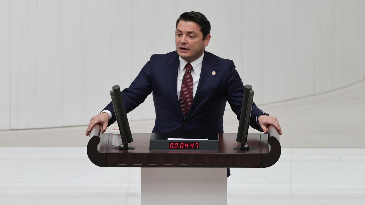 Yeni Partili Özer: Bu yasa belediye başkanlarını görevine döndürmeli