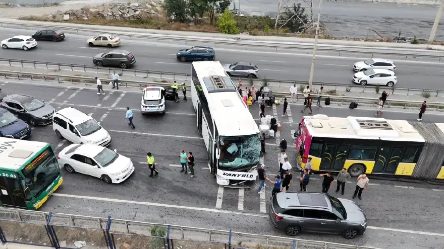 Arnavutköy’de feci kaza! Yolcu otobüsü halk otobüsüne çarptı