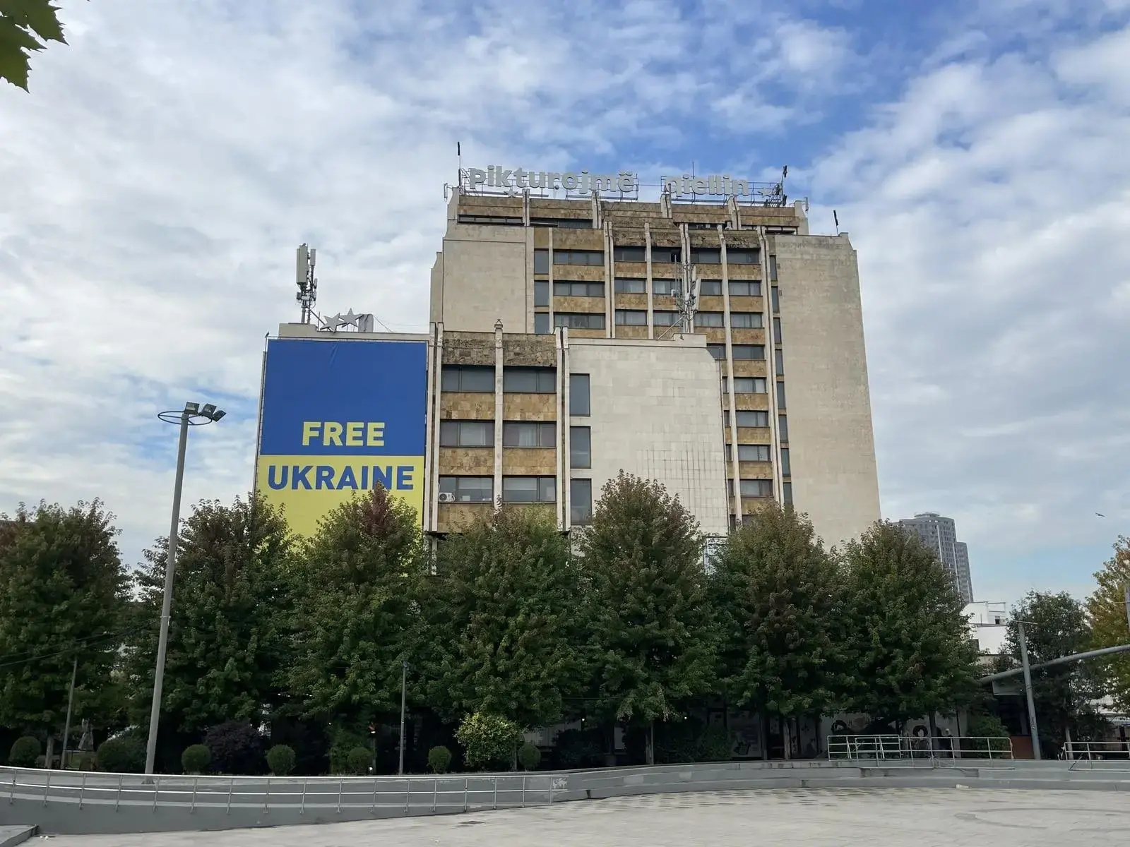 Kosova’da Zelenski tepkisi: Dev Ukrayna bayrağı indirildi