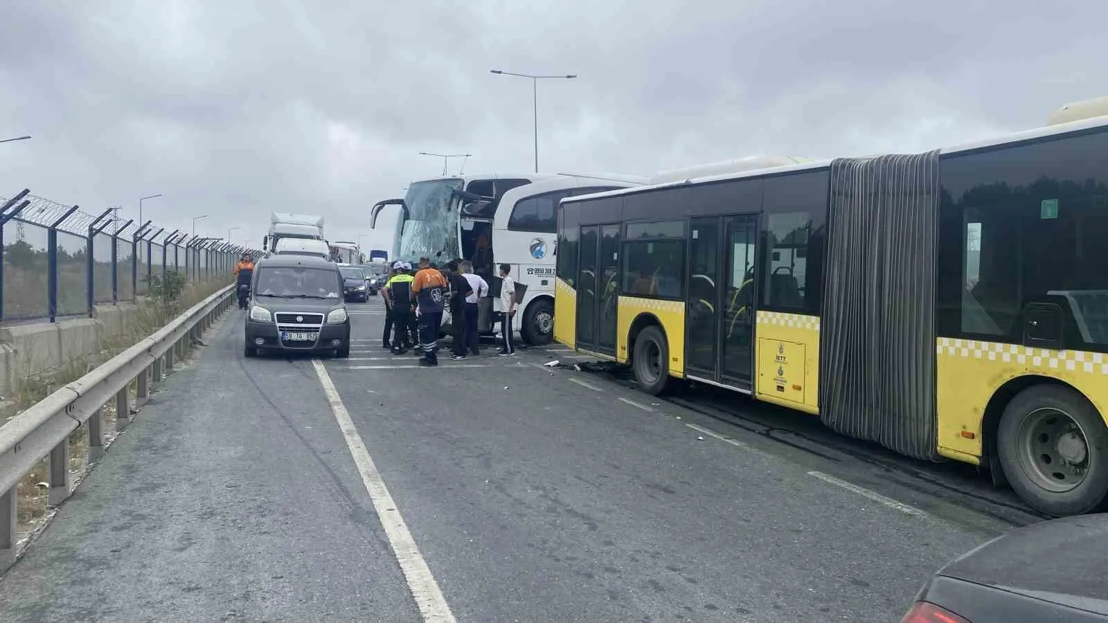 Arnavutköy'de otobüs kazası: İETT otobüsüne çarpan araçta yaralılar var