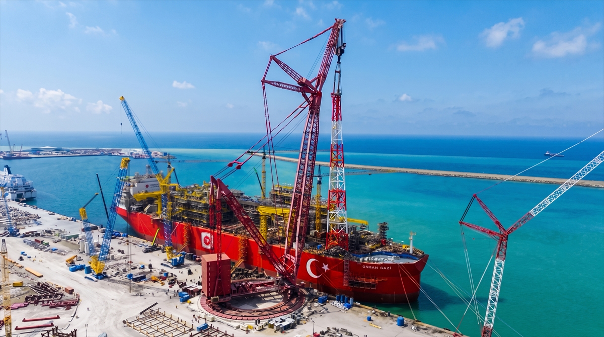Osman Gazi’de 260 tonluk alev kulesi yerine yerleştirildi