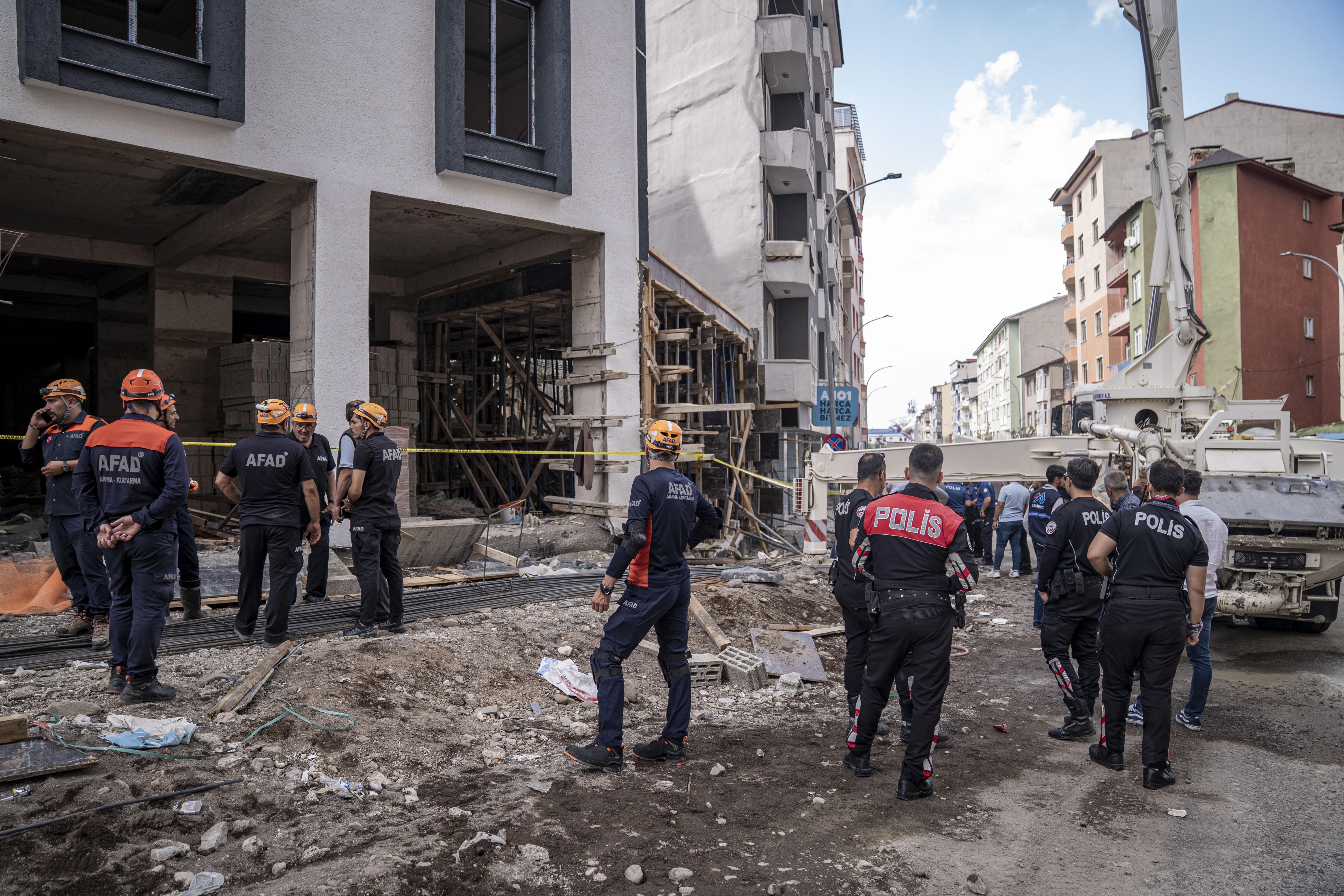 Erzurum’da inşaat kalıpları çöktü: 2 işçi yaralandı