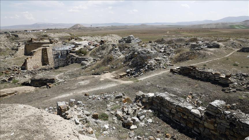 Tarihi mirasın yakınında yangın çıkardı