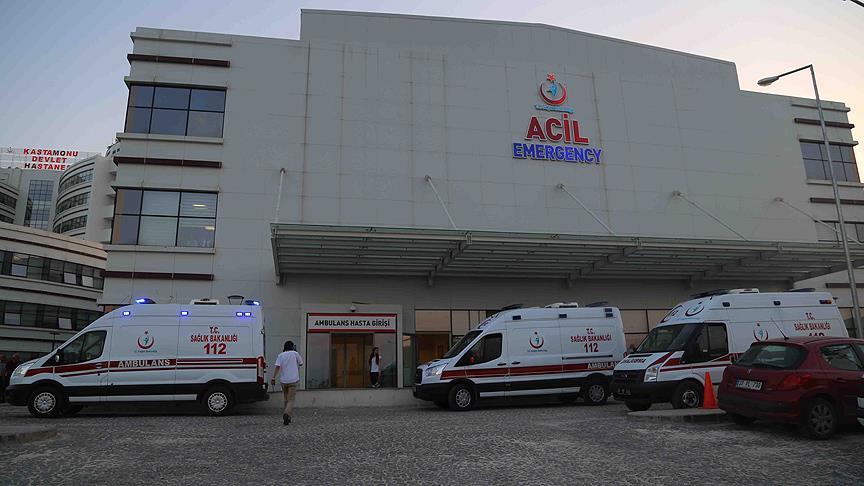 Kastamonu’da otomobil istinat duvarından düştü